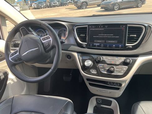 Used 2024 Chrysler Pacifica Touring-L FWD image 19