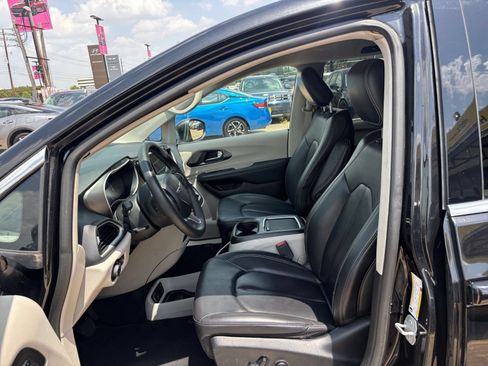 Used 2023 Chrysler Pacifica Touring-L FWD image 28