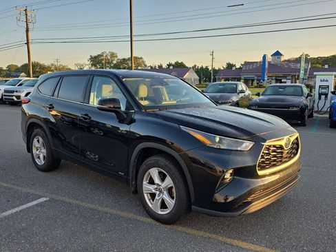 Used 2022 Toyota Highlander LE AWD/4WD image 3