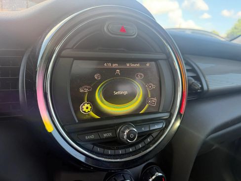 Used 2016 MINI Cooper 4-Door Hardtop w/ Media Package FWD image 17