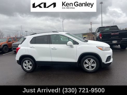 Used 2019 Chevrolet Trax LT w/ LT Convenience Package image 4