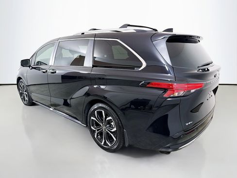 Used 2025 Toyota Sienna Platinum FWD image 5