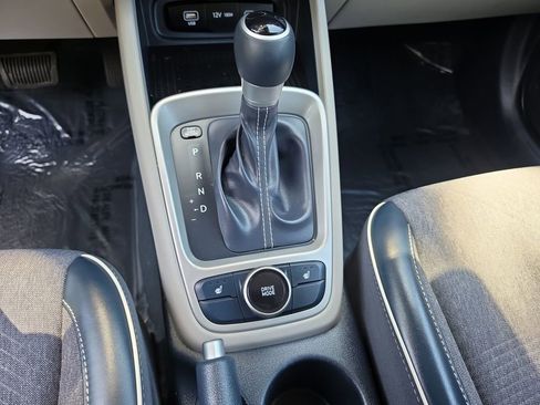 Used 2023 Hyundai Venue Limited FWD image 17