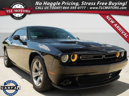 Used 2019 Dodge Challenger SXT RWD image 1