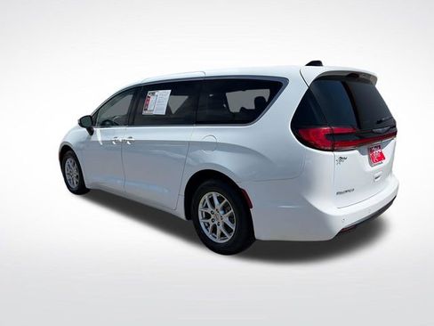 Used 2023 Chrysler Pacifica Touring-L FWD image 4