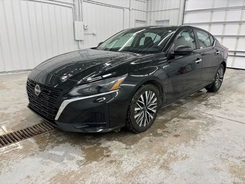 Used 2024 Nissan Altima 2.5 SV FWD image 11
