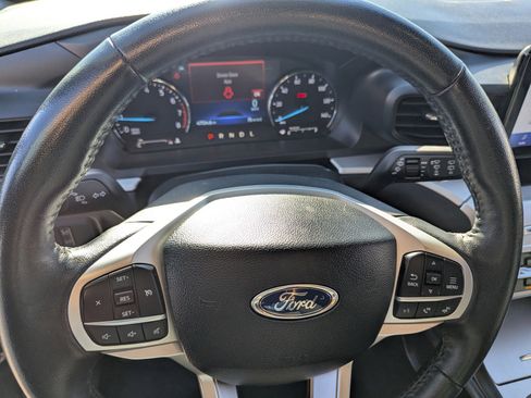 Used 2022 Ford Explorer XLT image 11