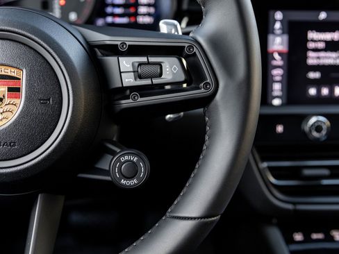 Certified 2026 Porsche Macan image 16