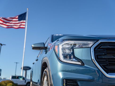 Used 2024 GMC Terrain SLE w/ Driver Convenience Package image 11