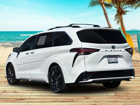 Used 2022 Toyota Sienna XSE FWD image 4