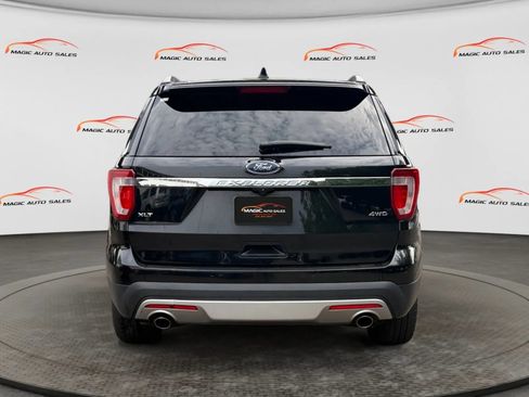 Used 2017 Ford Explorer XLT w/ Equipment Group 202A AWD/4WD image 9