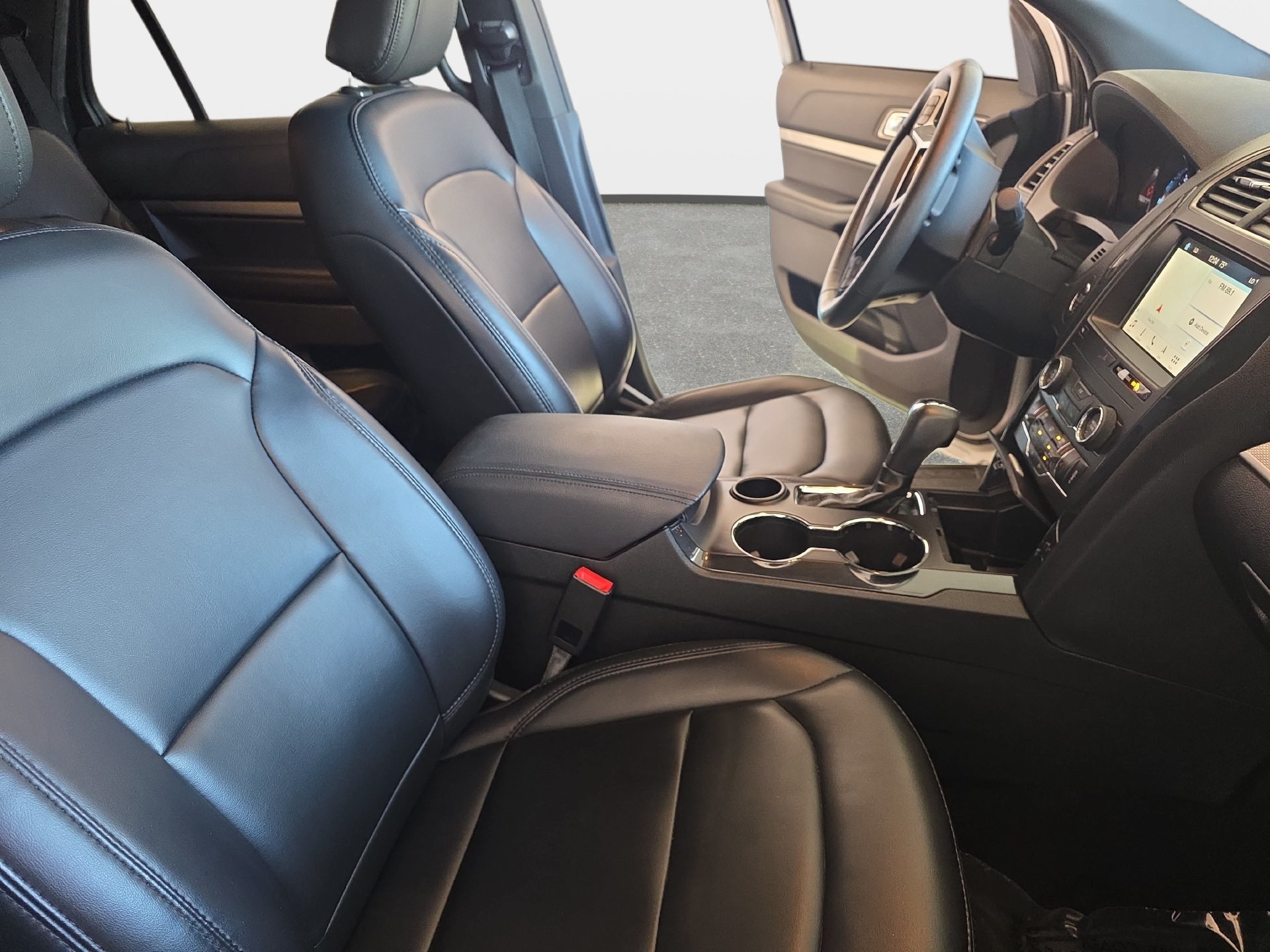 Used 2019 Ford Explorer XLT w/ Equipment Group 202A FWD image 10