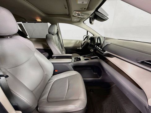Certified 2024 Toyota Sienna XLE FWD image 43