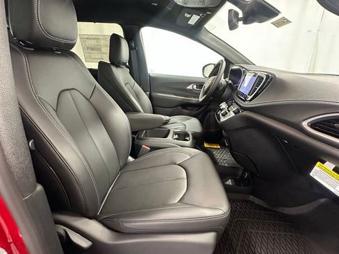 New 2025 Chrysler Pacifica Select w/ Fav Edition Package image 21