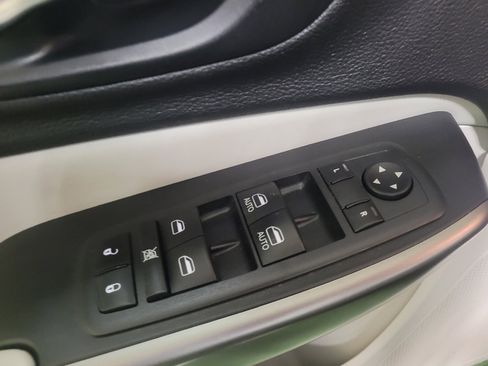 Used 2021 Jeep Cherokee Latitude Plus FWD image 27