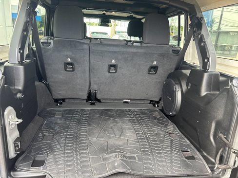 Used 2022 Jeep Wrangler Unlimited Rubicon w/ Dual Top Group AWD/4WD image 16