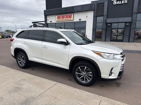 Used 2019 Toyota Highlander XLE image 2