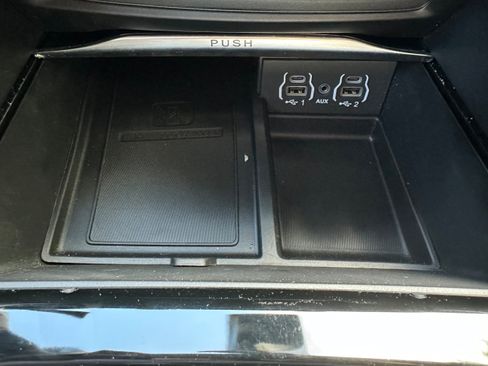 Used 2024 Chrysler Pacifica Limited w/ S Appearance Package FWD image 19