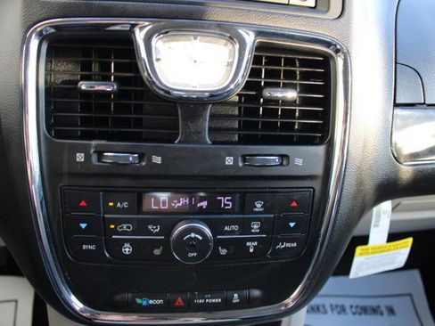 Used 2016 Chrysler Town & Country Touring w/ Driver Convenience Group image 30