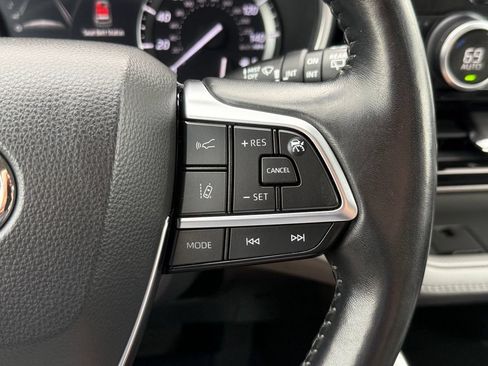Used 2021 Toyota Highlander XLE AWD/4WD image 31