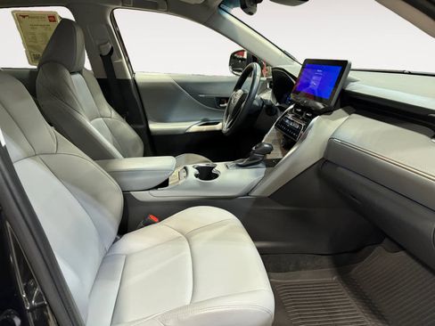 Used 2024 Toyota Venza XLE image 16