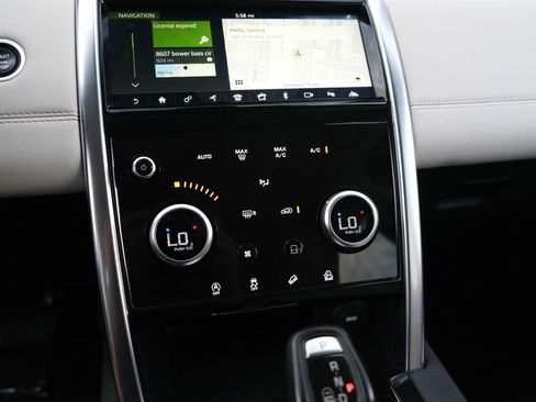 Used 2020 Land Rover Discovery Sport SE image 41