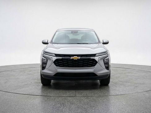 Used 2025 Chevrolet Trax LT FWD image 2