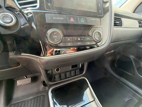 Used 2018 Mitsubishi Outlander SE AWD/4WD image 18