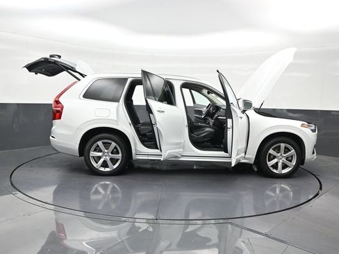 Used 2022 Volvo XC90 T5 Momentum FWD image 32
