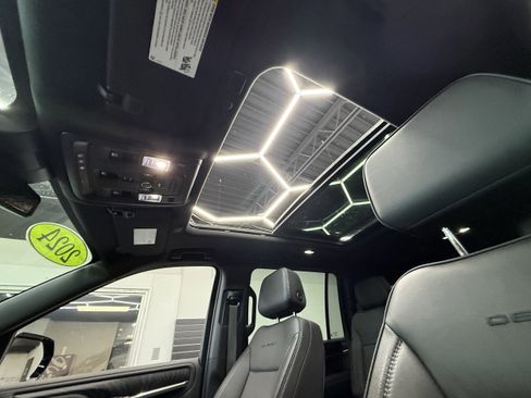 Used 2024 GMC Yukon XL Denali image 5