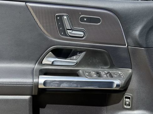 Used 2021 Mercedes-Benz GLB 250 image 24