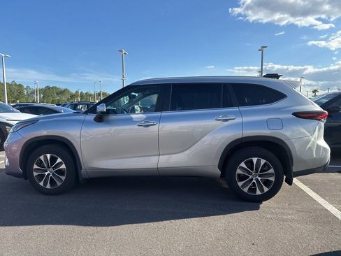 Used 2024 Toyota Highlander XLE image 4