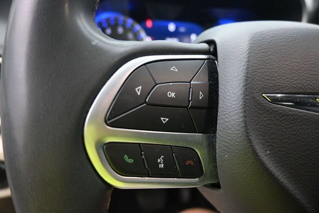 Used 2024 Chrysler Pacifica Touring-L FWD image 17