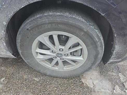 Used 2024 Kia Carnival LX image 8