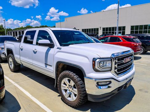 Used 2017 GMC Sierra 1500 SLE w/ SLE Value Package AWD/4WD image 2