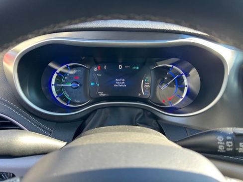 Used 2024 Chrysler Pacifica Select image 19