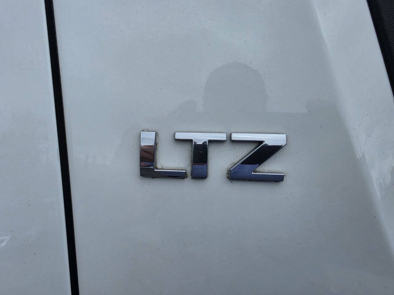 Used 2011 Chevrolet Avalanche LTZ AWD/4WD image 11