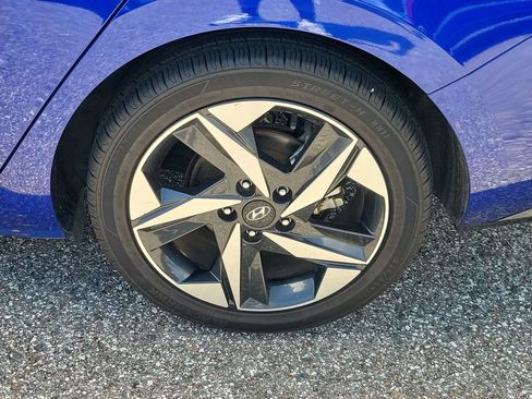 Used 2023 Hyundai Elantra Limited FWD image 5