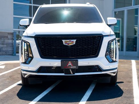 Used 2025 Cadillac Escalade Sport Platinum AWD/4WD image 4