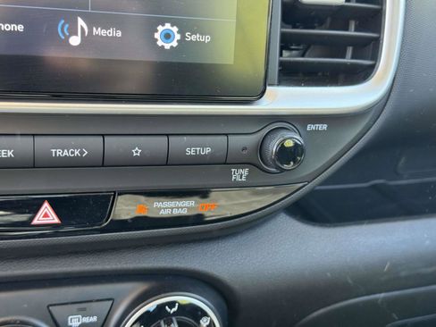 Used 2024 Hyundai Venue SE FWD image 26