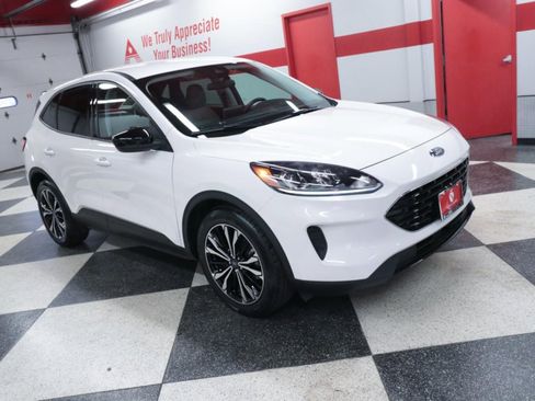 Used 2022 Ford Escape SE w/ SE Sport Appearance Package image 3