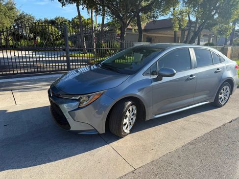 Used 2020 Toyota Corolla LE FWD image 2