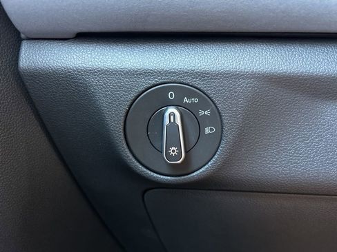 Used 2025 Volkswagen Jetta SE w/ Sunroof Package image 31