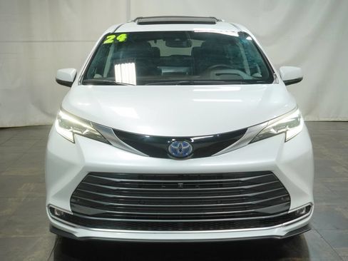 Used 2024 Toyota Sienna Platinum AWD/4WD image 11