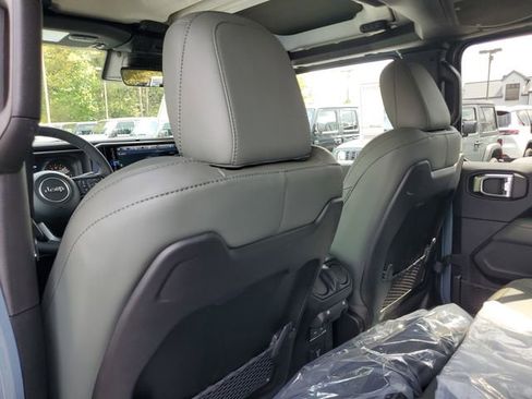 New 2025 Jeep Gladiator Mojave image 15