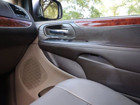 Used 2014 Chrysler Town & Country Touring FWD image 14