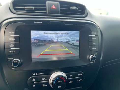 Used 2018 Kia Soul + FWD image 17