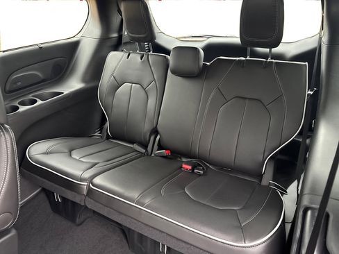 New 2026 Chrysler Pacifica Limited image 30