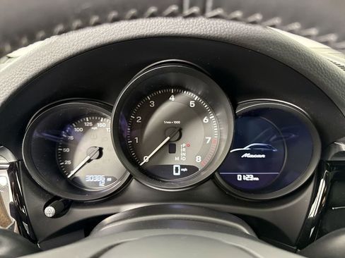 Certified 2024 Porsche Macan AWD/4WD image 37