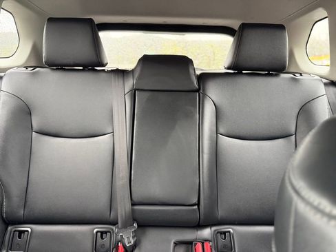 Used 2025 Toyota Corolla Cross XLE AWD/4WD image 25
